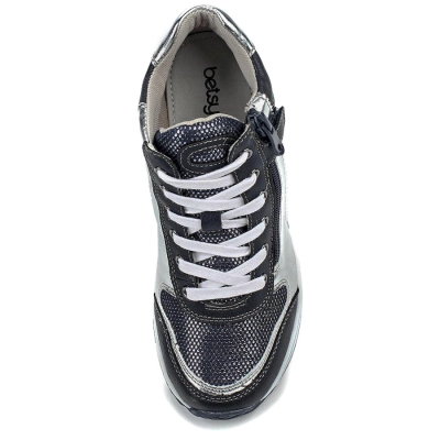 Betsy / Сникеры